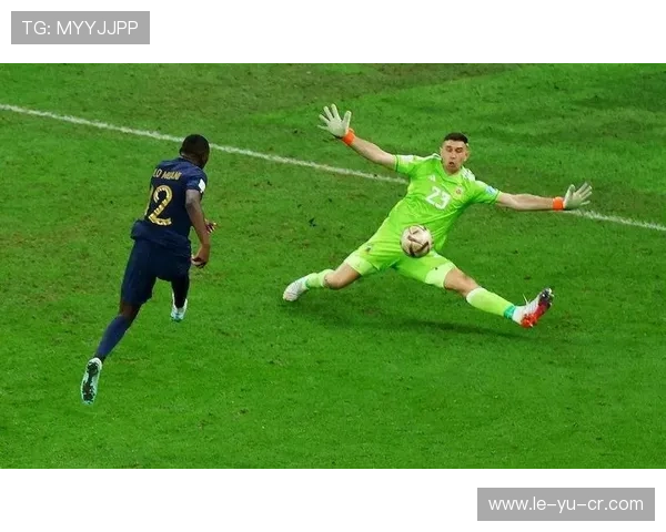 阿根廷门将马丁内斯力保球门，助球队挺进世界杯决赛圈